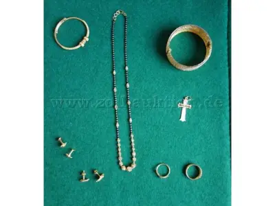 1 Konvolut aus Ohr- und Armschmuck, Collier, Ringe, Anhänger 916/- GG / 22 Karat – kavel bij Zoll-Auktion, Hannover