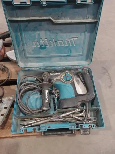 Elektrische klopboormachine Makita – kavel bij Openbare Verkopen, Zedelgem
