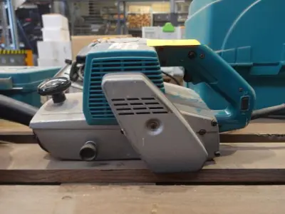 Elektrische schuurbandmachine Makita – kavel bij Openbare Verkopen, Zedelgem