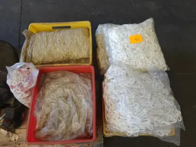 Partij kunstoffen kettingen – kavel bij Openbare Verkopen, Zedelgem