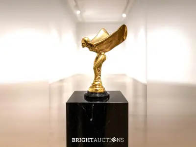 Spirit of Ecstasy sculptuur | goudkleurig op zwarte sokkel | 38 cm – kavel bij Bright Auctions