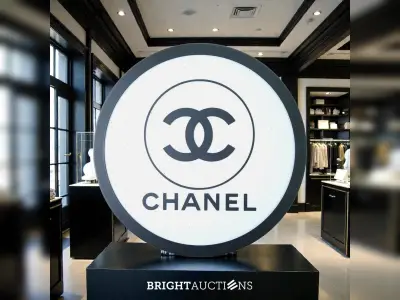Chanel logo lichtbak | rond | 28 cm – kavel bij Bright Auctions