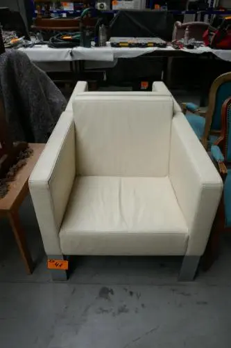 Moderne fauteuil met kubistische vormen – kavel bij Openbare Verkopen, Ooigem