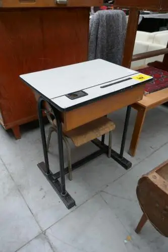 Vintage schoolbankje met bijhorende stoel – kavel bij Openbare Verkopen, Ooigem