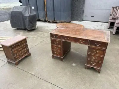 Antieken bureautafel + vintage salontafel – kavel bij Openbare Verkopen, Ooigem