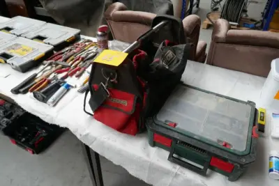 Accu schroefmachine met koffer BOSCH + Divers werkgereedschap – kavel bij Openbare Verkopen, Ooigem