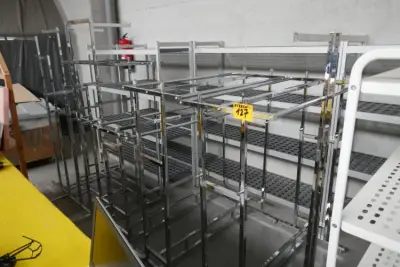 Reeks chromé kledijrekken – kavel bij Openbare Verkopen, Ooigem