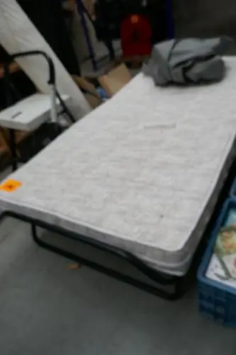 kleerkast + Vouwbed + bed – kavel bij Openbare Verkopen, Ooigem