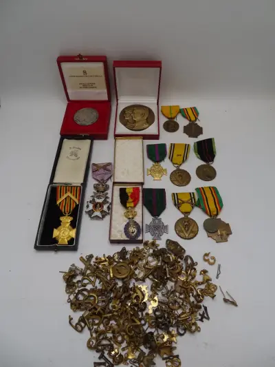 Verzameling militaire medailles en insignes – kavel bij De Kringwinkel, Oostende