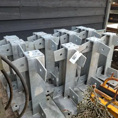 12x Metalen poot met grondplaat – kavel bij Onlineveilingmeester, Schaijk