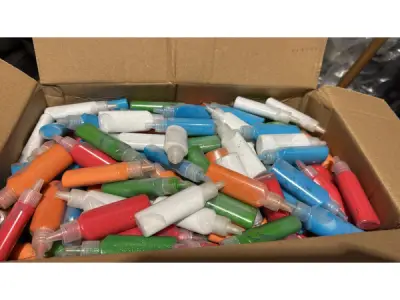Doos met 450 flesjes Glitterverf 5 kleuren – kavel bij XL Auctions