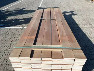 Ca. 70x Hardhouten Planken Geschaafd, 21x145mm, lengte 245cm – kavel bij Onlineveilingmeester