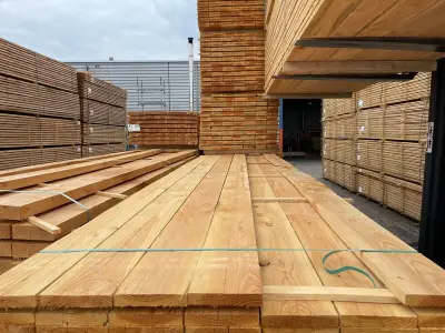 Ca. 168x Douglas Planken Fijnbezaagd, 25x150mm, lengte 400cm – kavel bij Onlineveilingmeester
