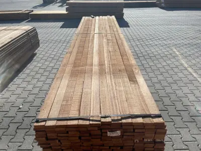 Ca. 130x Guyana Teak Planken Fijnbezaagd, 31x80mm, lengte 26/460cm, 104/490cm – kavel bij Onlineveilingmeester