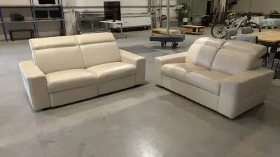 2 beige leren sofa's (waarvan 1 elektrisch) van Château d'AX – kavel bij Auctionline, Anderlecht