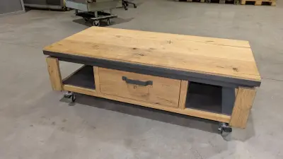 Een salontafel van licht hout – kavel bij Auctionline, Anderlecht