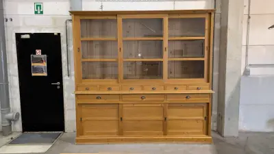 Een wandkast met glazen deuren van licht hout (L249 x D55 x H235) – kavel bij Auctionline, Anderlecht
