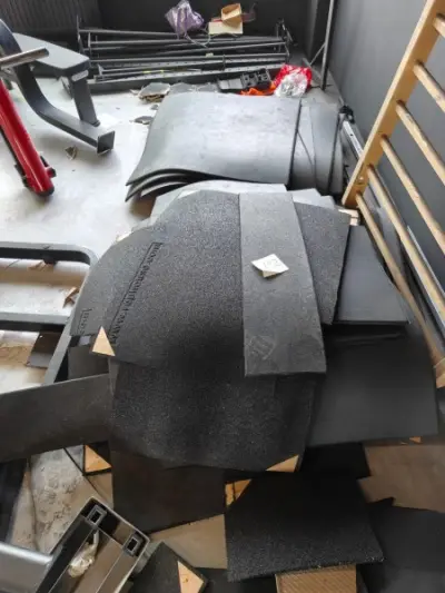 Een set vloerplaten – diverse afmetingen en uitsnijdingen (ligt nog in de garage – dunner dan die in de zaal) – kavel bij Auctionline, Anderlecht