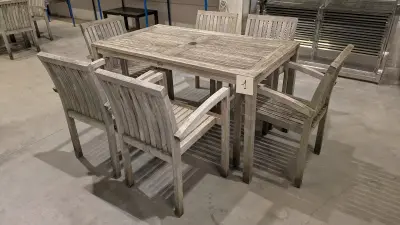 Een teakhouten tafel + 6 stoelen – kavel bij Auctionline, Anderlecht
