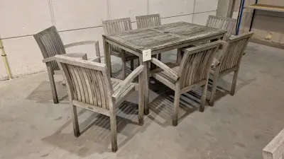 Een teakhouten tafel + 7 stoelen – kavel bij Auctionline, Anderlecht