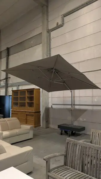 Een parasol (3 m x 3 m) met verzwaarde voet – kavel bij Auctionline, Anderlecht