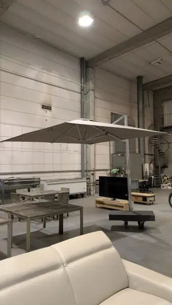 Een parasol (3 m x 3 m) met verzwaarde voet – kavel bij Auctionline, Anderlecht