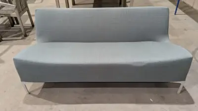 Een blauwe stoffen bank met wit metalen frame – kavel bij Auctionline, Anderlecht