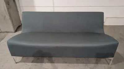 Een blauwe stoffen bank met wit metalen frame – kavel bij Auctionline, Anderlecht