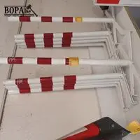 Rood/witte afzetpalen. 5 stuks – kavel bij BOPA Auctions, Ieper
