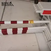 Rood/witte afzetpalen. 5 stuks – kavel bij BOPA Auctions, Ieper