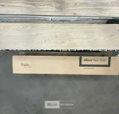 ± 8 Pakken plak-pvc vloer – kavel bij Belga Veilingen, Peer