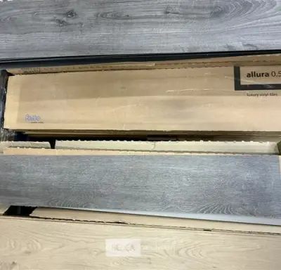 ± 8 Pakken plak-pvc vloer – kavel bij Belga Veilingen, Peer