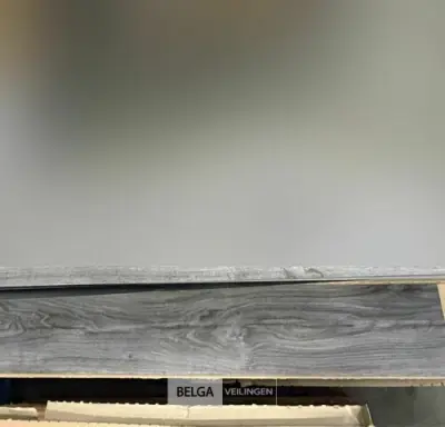 ± 14 Pakken plak-pvc vloer – kavel bij Belga Veilingen, Peer