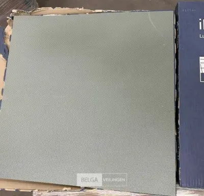 ± 17 Pakken plak-pvc vloer – kavel bij Belga Veilingen, Peer