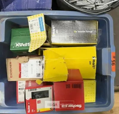 Bak mix schroeven/pluggen – kavel bij Belga Veilingen, Peer