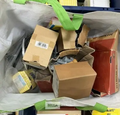 Zak met diverse schroeven – kavel bij Belga Veilingen, Peer