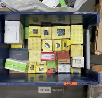 Bak diverse schroeven – kavel bij Belga Veilingen, Peer