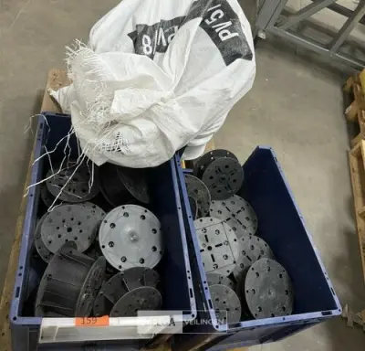 1 Pallet terras-tegel houders – kavel bij Belga Veilingen, Peer