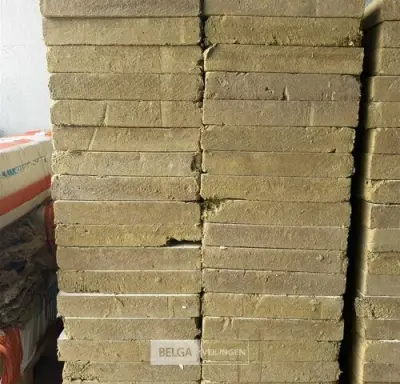 ± 34 isolatietegels – kavel bij Belga Veilingen, Peer