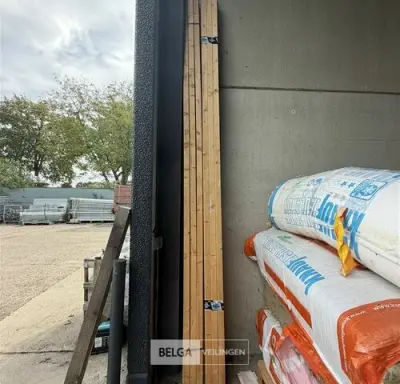 ± 12 Houten balken – kavel bij Belga Veilingen, Peer