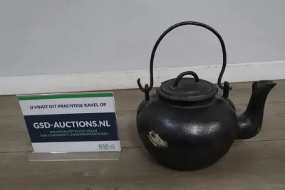 Brocante Gietijzeren theepot – kavel bij GSD Auctions, Zoeterwoude