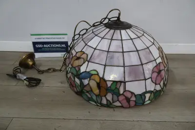 Tiffany stijl hanglamp met bloemmotief – kavel bij GSD Auctions, Zoeterwoude