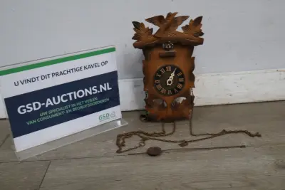 Houten koekoeksklok met vogels en bladeren – kavel bij GSD Auctions, Zoeterwoude