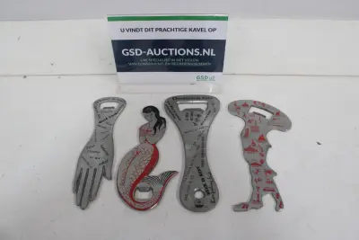 Set van vier metalen flesopeners met bedrukkingen – kavel bij GSD Auctions, Zoeterwoude