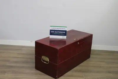 Houten kist met metalen handgrepen – kavel bij GSD Auctions, Zoeterwoude