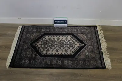 Kleurrijk patroon vloerkleed met franjes – kavel bij GSD Auctions, Zoeterwoude