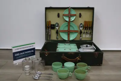 Vintage picknickset met groen servies en bestek – kavel bij GSD Auctions, Zoeterwoude