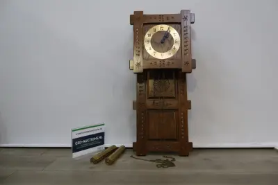 Houten klassieke wandklok met messing wijzerplaat – kavel bij GSD Auctions, Zoeterwoude