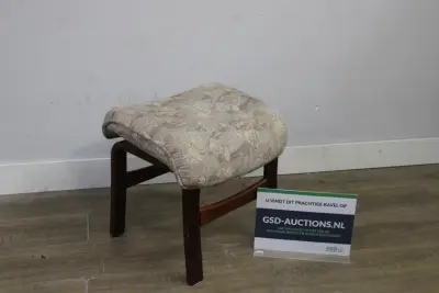 Houten voetenbank met gebloemd beklede zitting – kavel bij GSD Auctions, Zoeterwoude