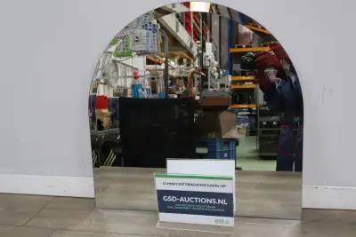 Wandspiegel met afgeronde bovenkant – kavel bij GSD Auctions, Zoeterwoude
